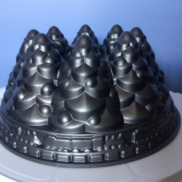 Holiday Trees🌲 Nordic Ware Premium Cast Aluminum Bundt Pan With Train Detailing - Picture 2 of 5